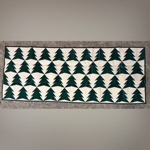 2 ft x 5 ft Holiday Tree Pattern Rug NEW